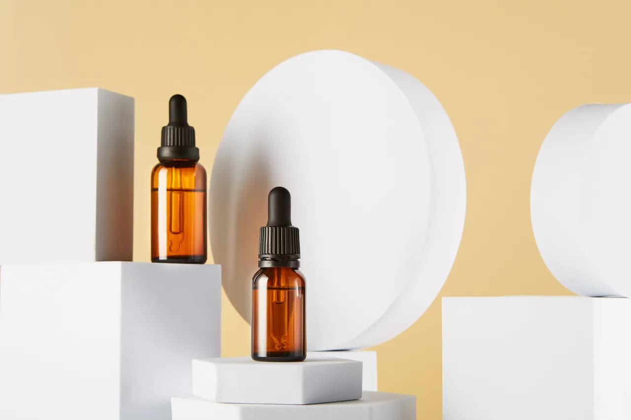 Czy serum do twarzy się zmywa? Oto, co musisz wiedzieć o aplikacji