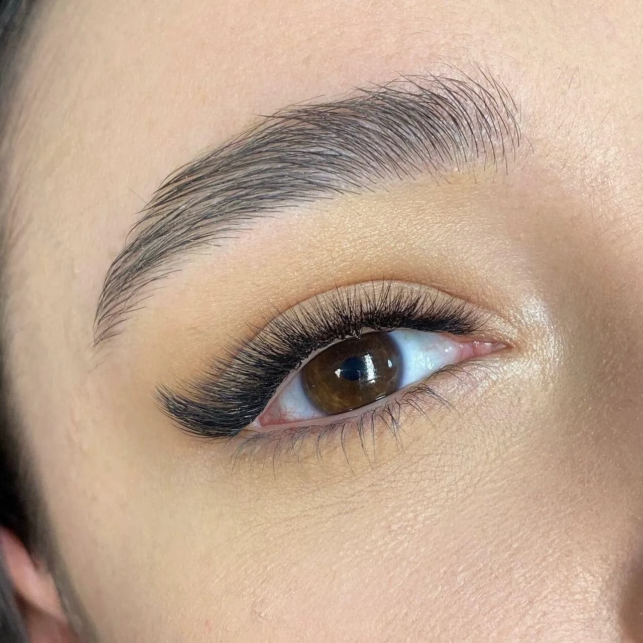 Czym są rzęsy light volume? Poznaj technikę i jej zalety