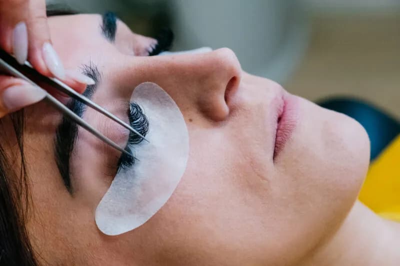 Laminacja rzęs czy można malować? Poznaj zasady i czas oczekiwania