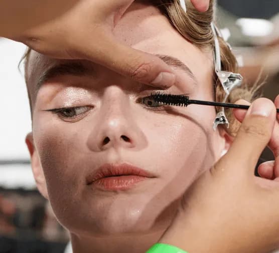 Jak odświeżyć tusz do rzęs i uniknąć jego wyrzucenia?