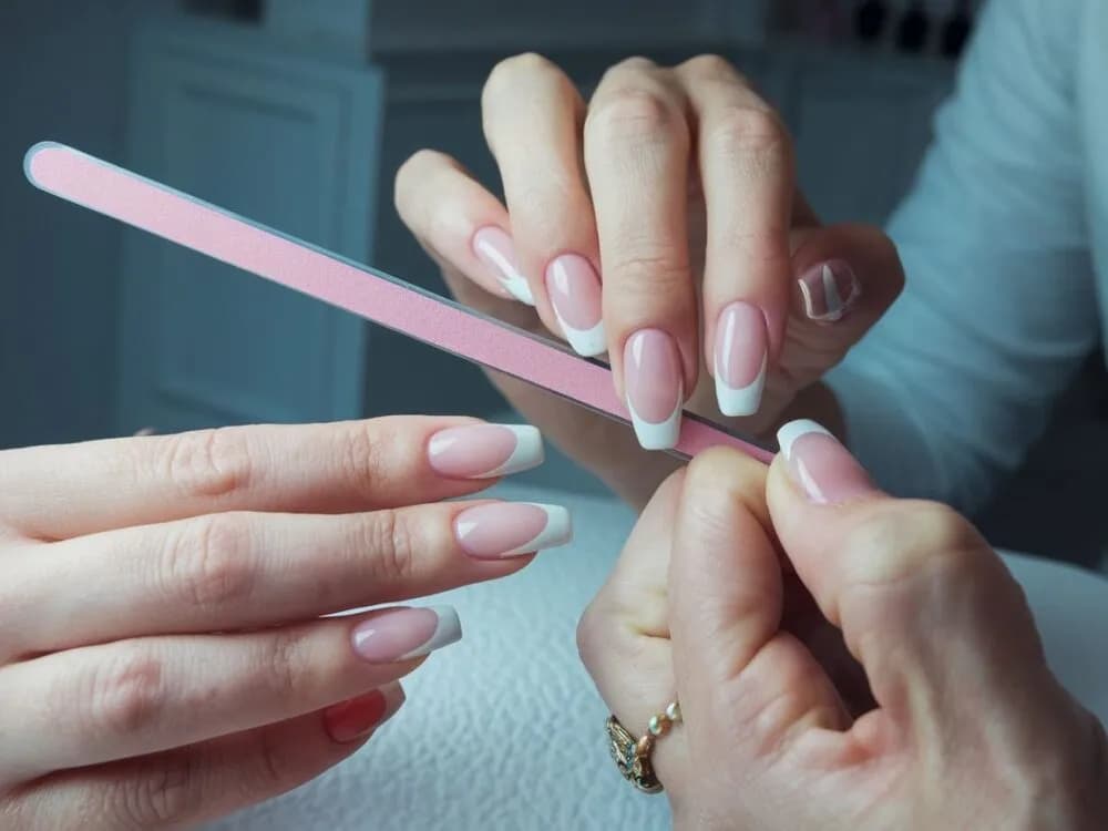 Jak malować paznokcie lakierem hybrydowym – uniknij najczęstszych błędów