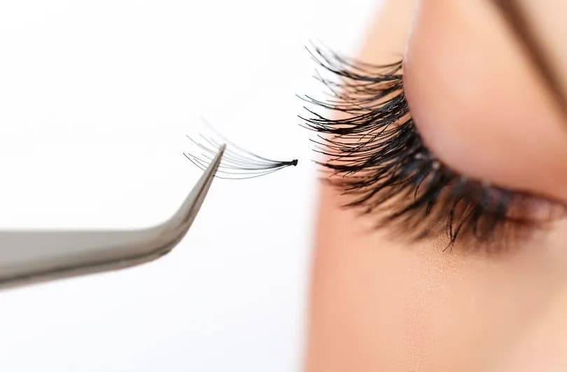 Czy przedłużanie rzęs je niszczy? Odkryj prawdę o ich zdrowiu